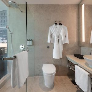 Panoramic Riverview Room Club Lounge Access
